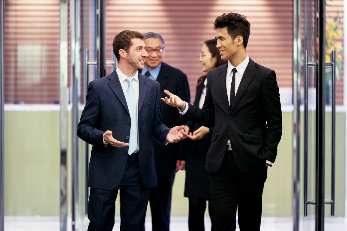 rozmowa biznesmenów